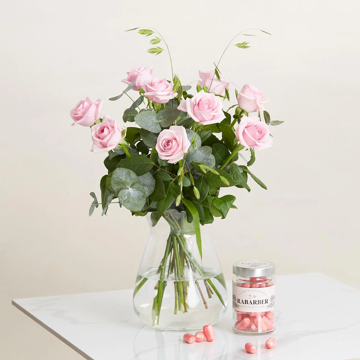 De lyserøde roser med Flora & Evergreen rabarberbolcher
